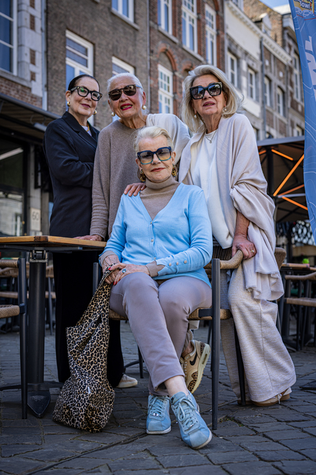 tijdens mijn stads wandeling  (ontmoet ik deze dames )