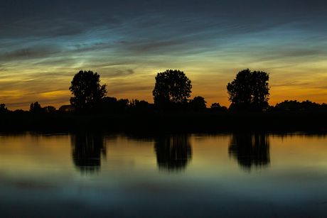 Lichtende nachtwolken