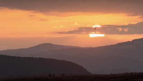 Paraglider bij zonsondergang 