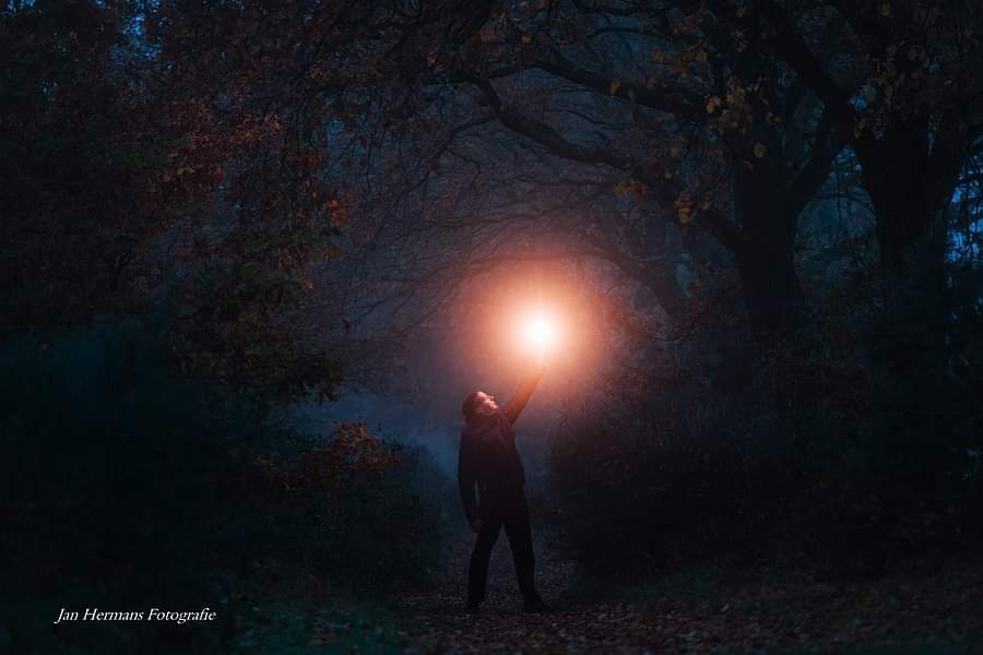 Making some light - Selfie in 't bos op een vroege mistige ochtend.

Exif: 
175mm
f2.8
Iso400
1/400sec - foto door Jannemanneke op 11-12-2022 - deze foto bevat: bos, bomen, flits, strobist, oranjefilter, ochtendlicht, mist, licht, donker, selfie, herfst, atmosfeer, mensen in de natuur, flitsfotografie, natuurlijk landschap, tak, gebaar, plant, hout, takje, boom
