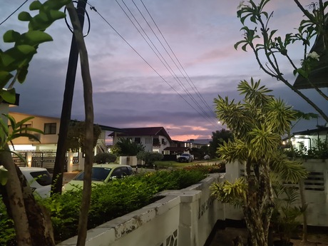 Avond valt in Paramaribo