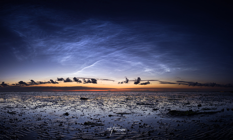 Lichtende nachtwolken op het wad...