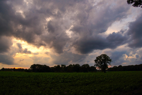 Donkere wolken pakken zich samen