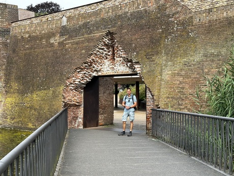 muur van poort met vriend