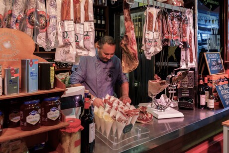 Serranoham-verkoper in Sevilla.