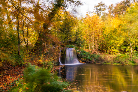 De kleine waterval in park Sonsbeek