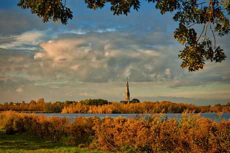 Kerk in de herfst