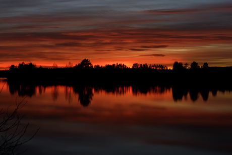 Velrode zonsondergang 