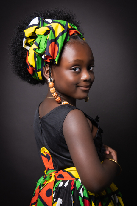 Afrikaans meisje in Afrikaanse kleding