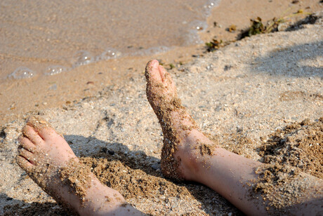 Voetjes in het zand