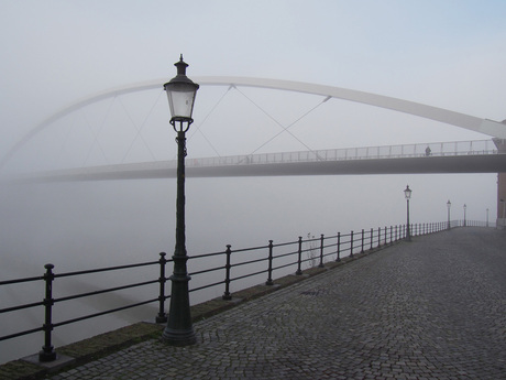 Hoge brug, Maastricht in mist
