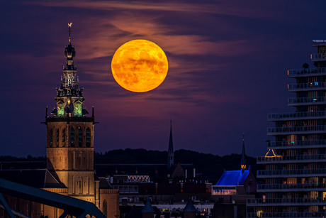 Volle maan boven Nijmegen