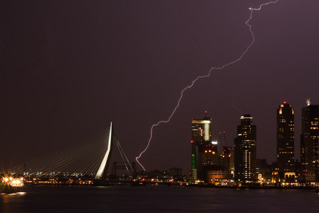 Onweer boven Rotterdam