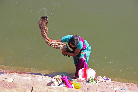 wassen in de rivier in Badami, Indië