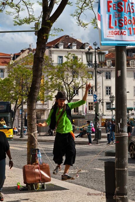 straatartiest in Lissabon