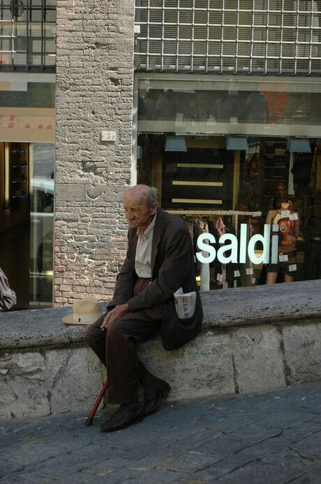 oude italiaanse meneer in de uitverkoop?