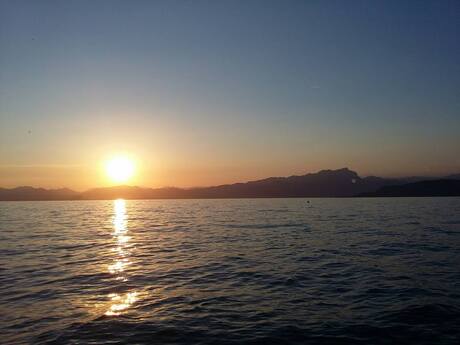 zonsondergang bij het Garda meer is adembenemend.