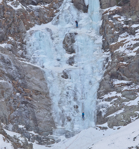 2 klimmers op een ijswaterval
