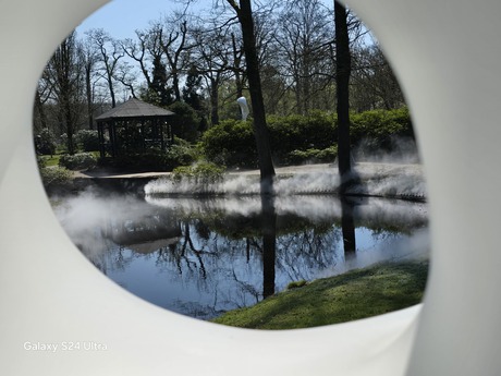 Een kijkje door een beeld