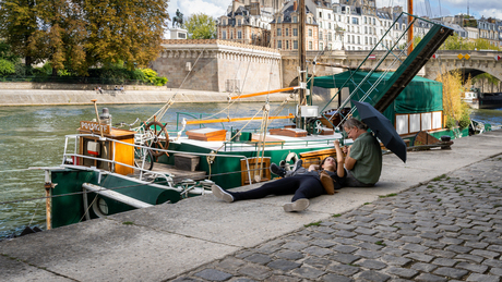 Stelletje langs de Seine met paraplu