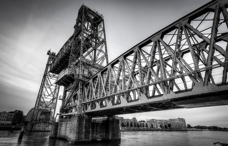 Oude spoorbrug in Rotterdam