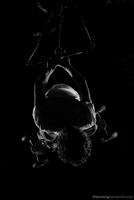 Yusca Balogh Strobist Mobist - Yusca Balogh Strobist Mobist!

- Strobist info:

Links en rechts op 1.5m achter het onderwerp een shoot-through met daarin een Minolta 4000AF @ 1 - foto door henning op 28-10-2009 - deze foto bevat: strobist nacht zwart wit tamron sony a200 kite flybaord