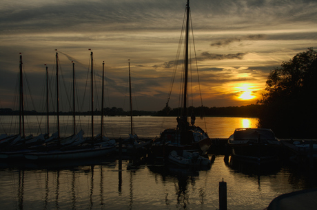 Zonsondergang in jachthaven