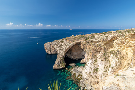 de typische kliffen in Malta met zicht op de blue grotto