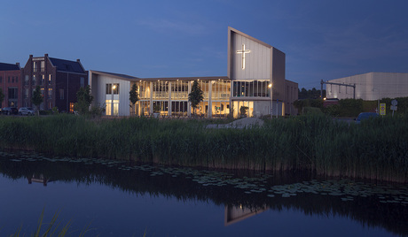 Een kerk vol pracht in de avond zo fijn zo zacht....