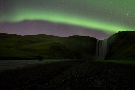 Noorderlicht boven de Skógafoss, IJsland