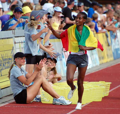 Ere ronde voor Grete Burka na haar overwinning op de 1500 meter