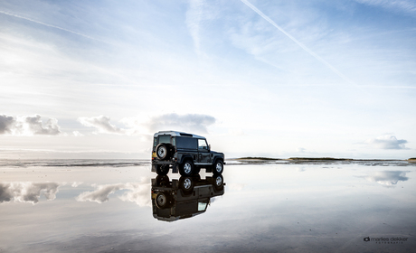 Land Rover op het strand