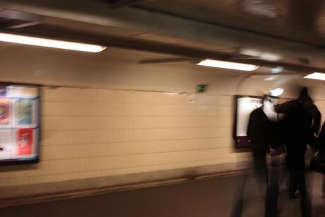 Passanten onderweg naar ...