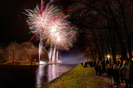 Vuurwerk op eiland De Halve Maan in Groenlo