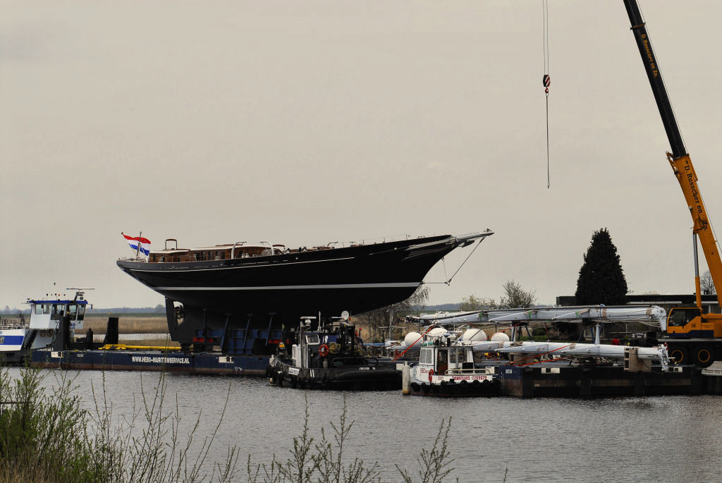 Meteor +masten 2 - Even een overzicht, de twee masten liggen op een andere ponton die grijze dingen zijn dat, totale lengte van de beide pontons 2 x 63mtr =126mtr en di - foto door Thomas_zoom op 12-04-2007 - deze foto bevat: meteor2