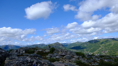 Wolkenspel boven bergtop