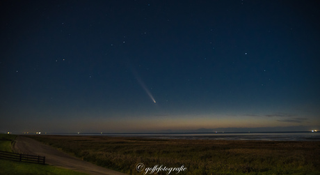 Komeet Tsuchinshan-Atlas bij de Friese waddenkust