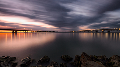 Zonsondergang bij de Moerdijkbruggen