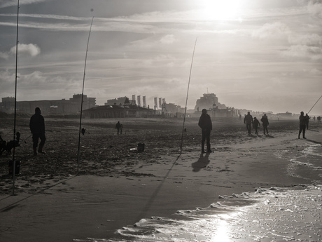 Vissers op strand Noordwijk