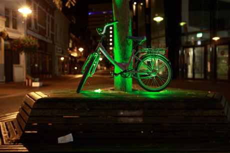 Verlaten kinderfiets in het groen