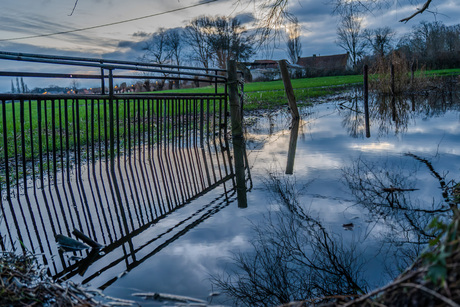 Weerspiegeling van Schemerlicht op Wateroverlast