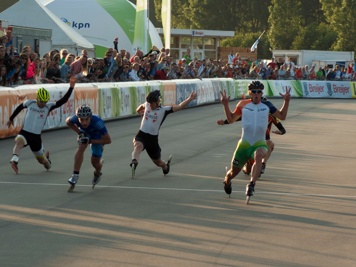 Michel Mulder wint op EK skeeleren in Almere - Michel Mulder wint op EK skeeleren in Almere - foto door ZwanenburgMedia op 06-08-2013 - deze foto bevat: skeeleren, winnaar, almere, ek, winnen, finish, spagaat, Inline skaten, Europees Kampioenschap, 2013, Michel Mulder