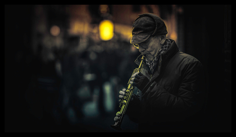 de koude trotserende straatmuzikant