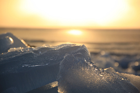 Ondergaande zon met dooiend ijs