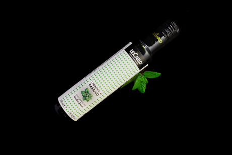 Olijfolie met munt productfotografie