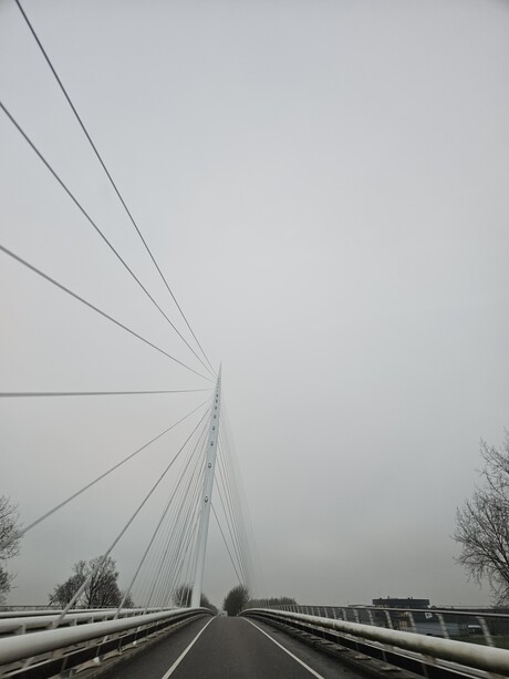 Harpbrug in de mist