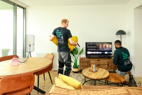 Bezorgers die een woning inrichten
