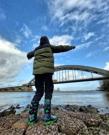 Treinen kijken die over de brug rijden 