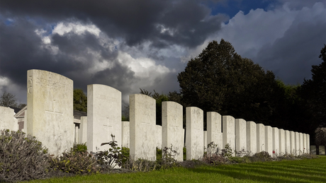 Donkere wolken boven WO1 begraafplaats in Ieper