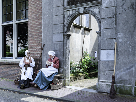 de oppassers     pauze in de buiten lucht 